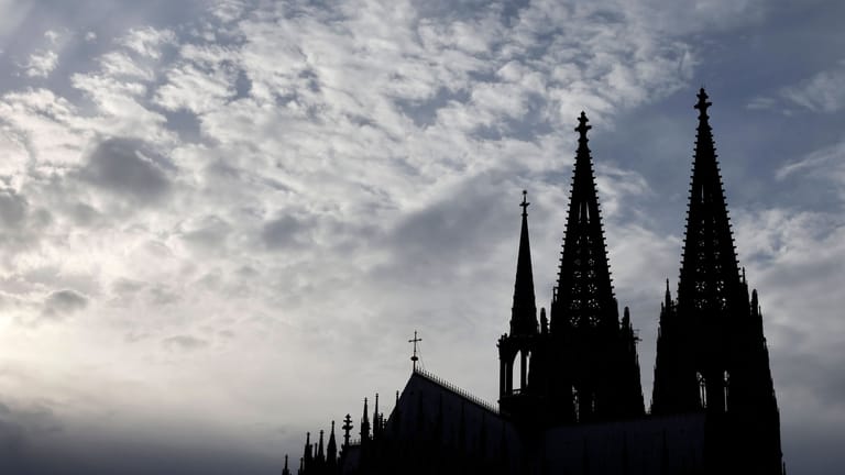 Der Kölner Dom im Morgenlicht: Nach dem desaströsen Jahr 2021 droht den Kirchen in Deutschland eine Fortsetzung. Auch 2022 ist die Zahl der Kirchenaustritte weiter gestiegen.