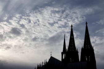 Der Kölner Dom im Morgenlicht: Nach dem desaströsen Jahr 2021 droht den Kirchen in Deutschland eine Fortsetzung. Auch 2022 ist die Zahl der Kirchenaustritte weiter gestiegen.