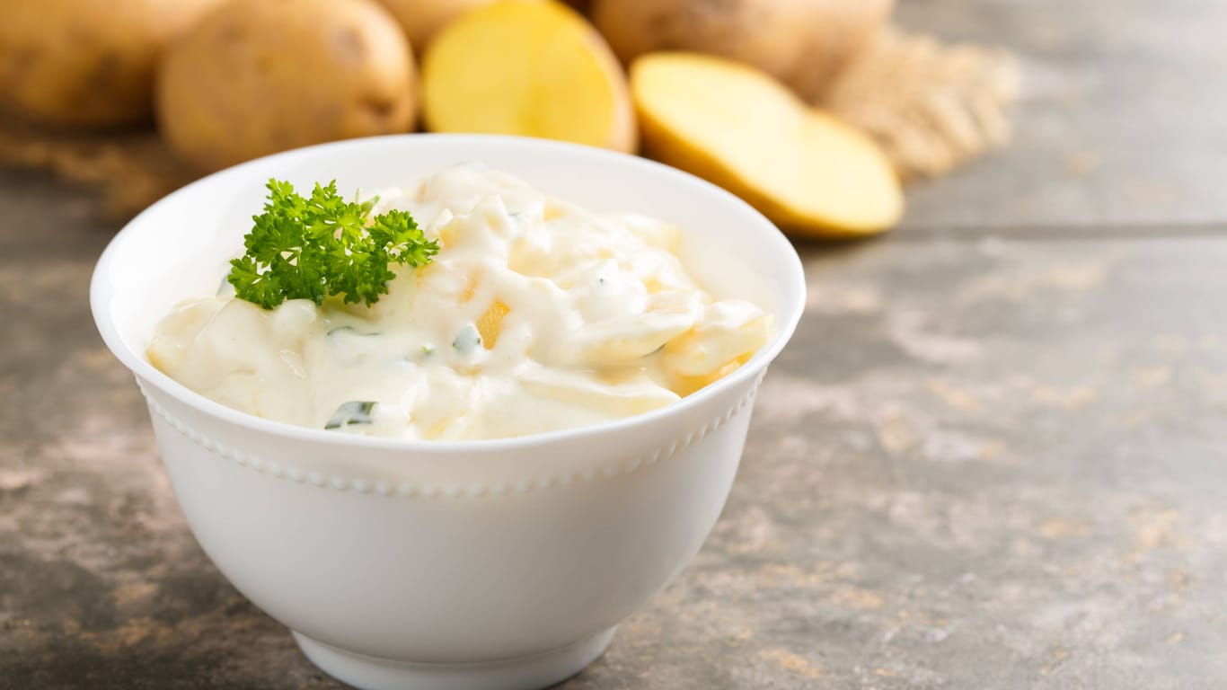 Die Mayonnaise macht den Kartoffelsalat besonders cremig.
