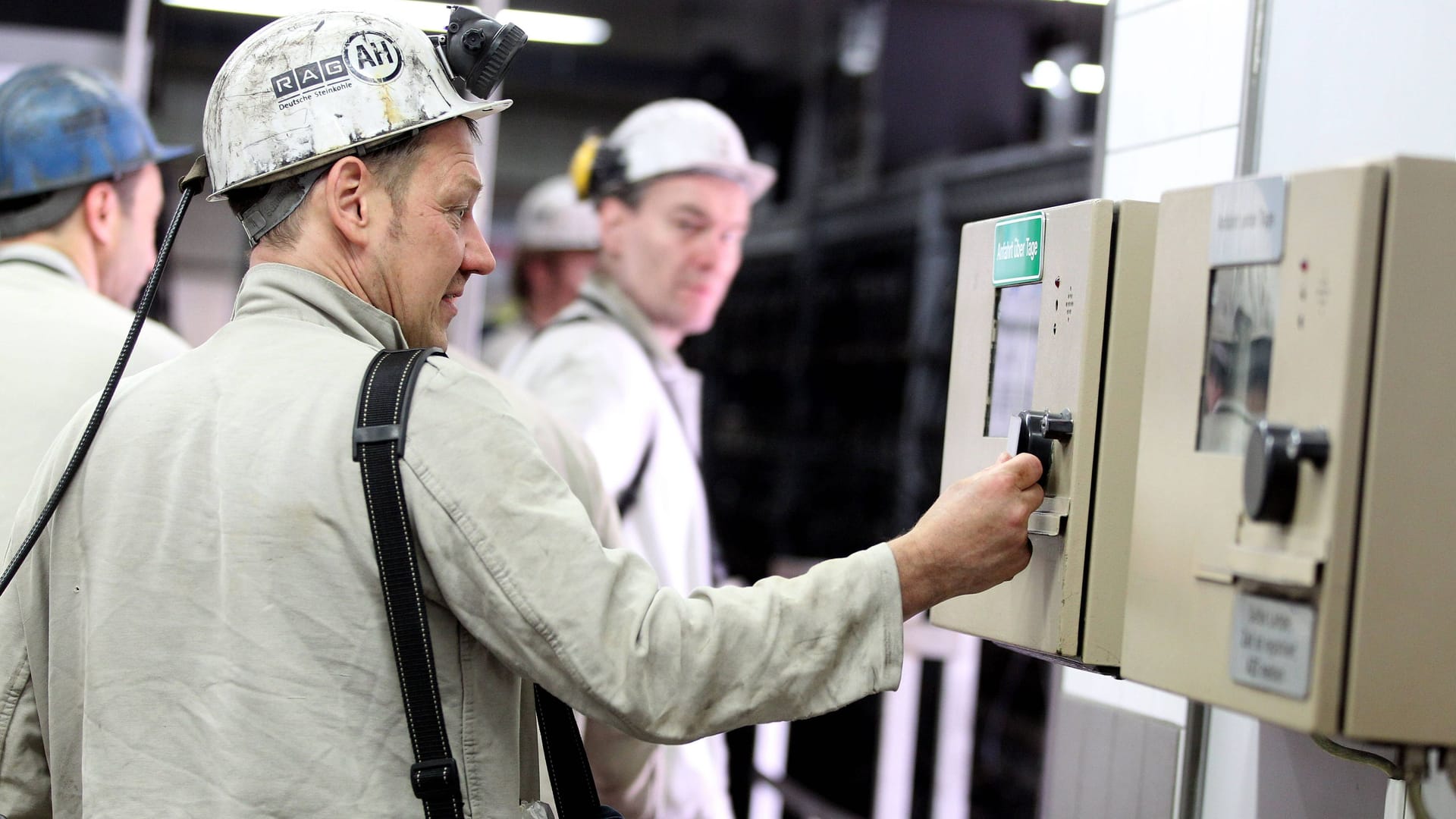 Kohlekumpel erfassen ihre Arbeitszeit (Archivbild): Künftig müssen alle Angestellten wieder "stechen".