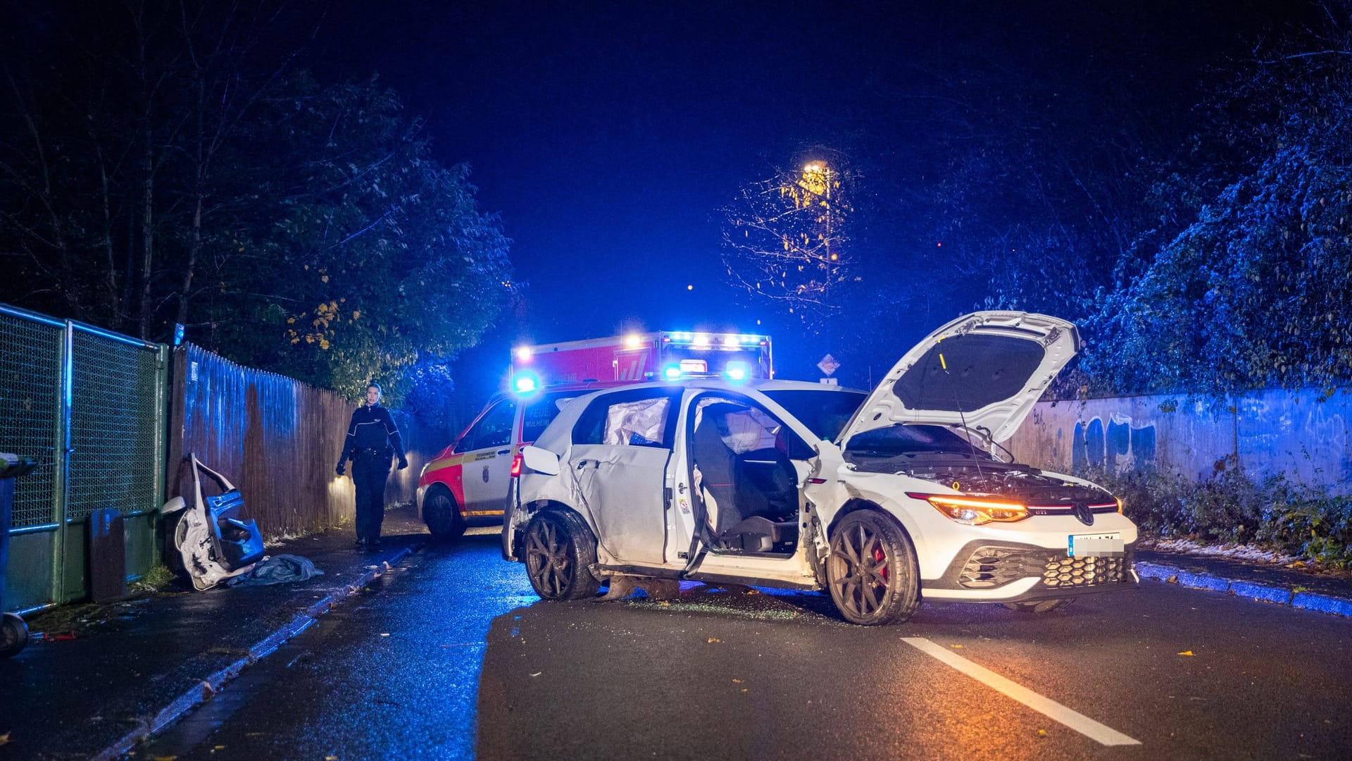 Das Unfallauto: Der Golf GTI wurde durch den Aufprall stark demoliert.