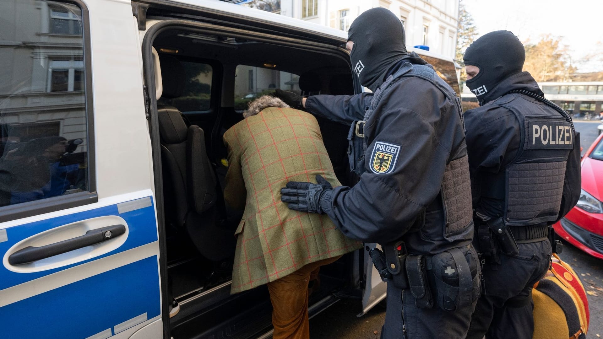 Beamte führen Heinrich XIII. Prinz Reuß bei einer Razzia gegen sogenannte "Reichsbürger" in Frankfurt/Main zu einem Polizeifahrzeug.