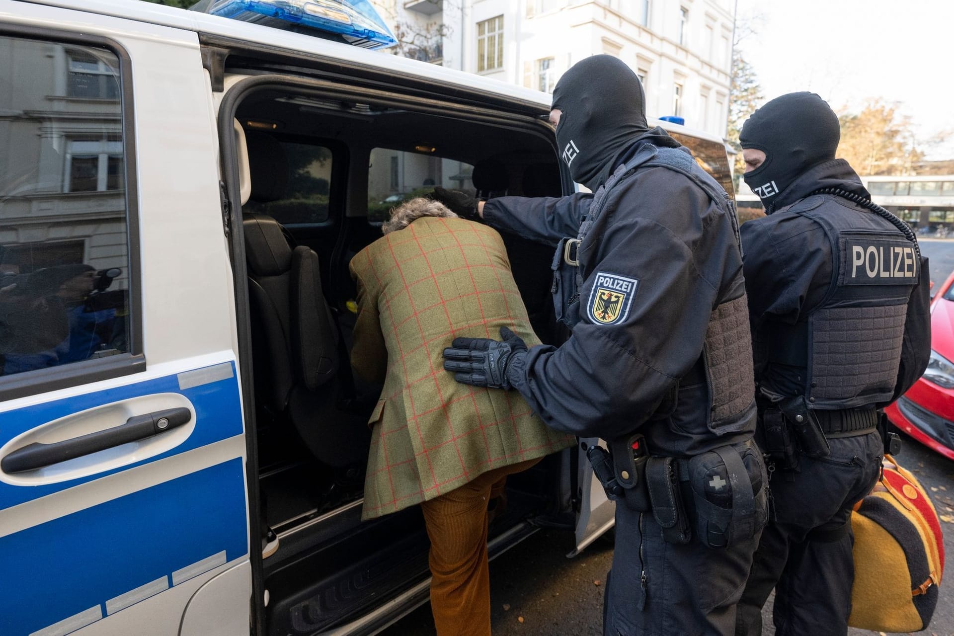 Beamte führen Heinrich XIII. Prinz Reuß bei einer Razzia gegen sogenannte "Reichsbürger" in Frankfurt/Main zu einem Polizeifahrzeug.