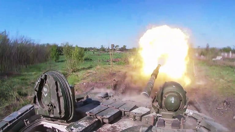 Russische Panzer feuern in Luhansk aus einem Panzer (Archivbild): Die Ukraine rechnet mit massiven Angriffen schon im Januar oder Februar.