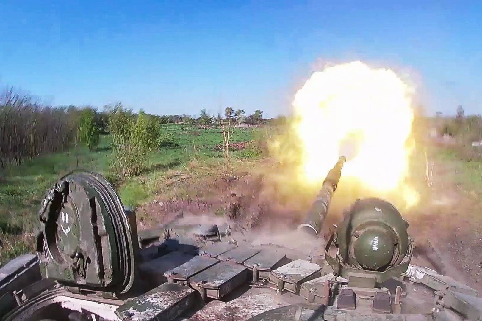 Russische Panzer feuern in Luhansk aus einem Panzer (Archivbild): Die Ukraine rechnet mit massiven Angriffen schon im Januar oder Februar.