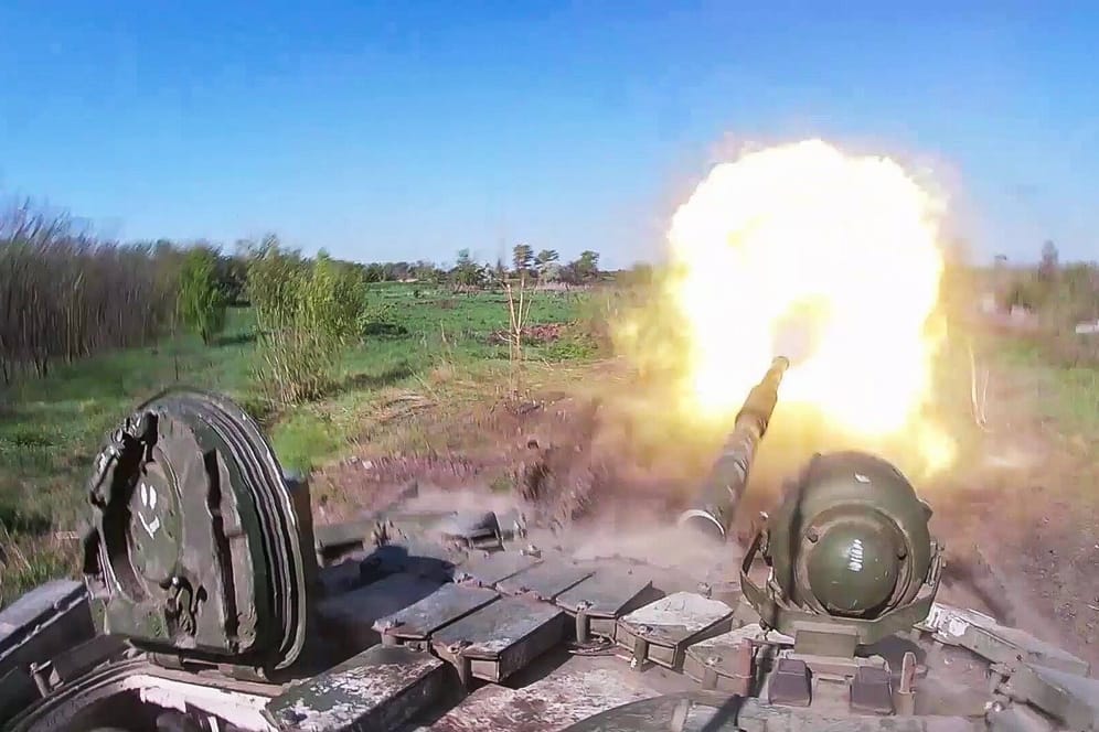 Russische Panzer feuern in Luhansk aus einem Panzer (Archivbild): Die Ukraine rechnet mit massiven Angriffen schon im Januar oder Februar.