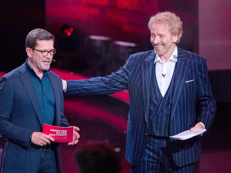 Thomas Gottschalk und Karl-Theodor zu Guttenberg: Die Moderatoren beim RTL-Jahresrückblick "Menschen, Bilder, Emotionen 2022" im Studio.