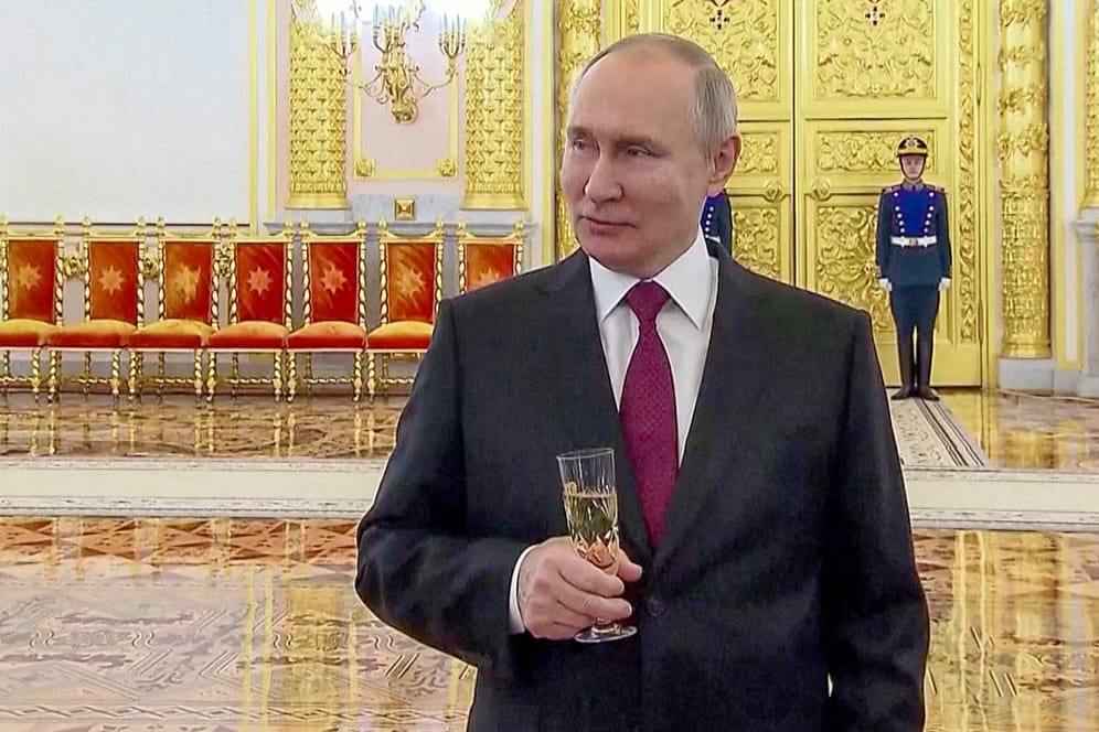 Putin mit Sektglas