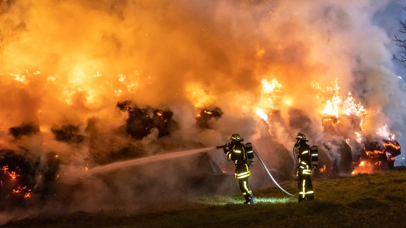 Brennende Strohballen: Die Feuerwehr war die ganze Nacht mit den Löscharbeiten beschäftigt.