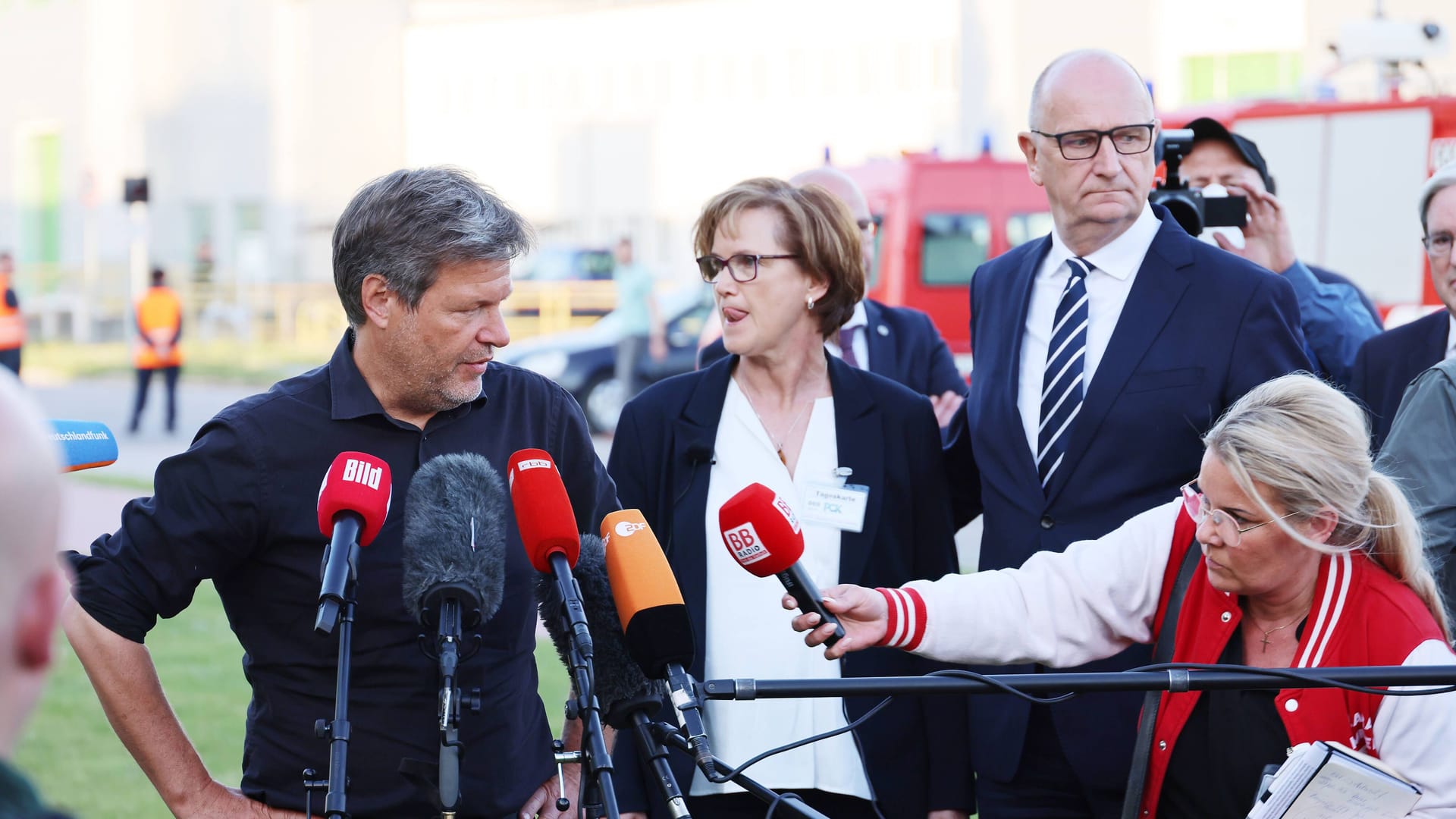 Wirtschaftsminister Robert Habeck (Grüne, l.) in Schwedt: Aus Sicht der Linken hat er nicht genug für die Region getan.