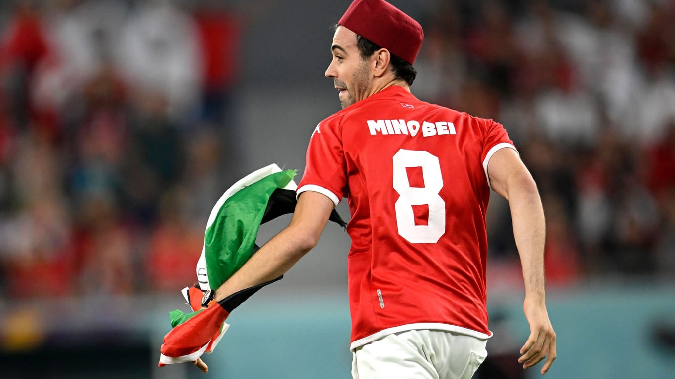 Der Flitzer beim Spiel zwischen Tunesien und Frankreich rannte im zweiten Durchgang auf das Spielfeld.