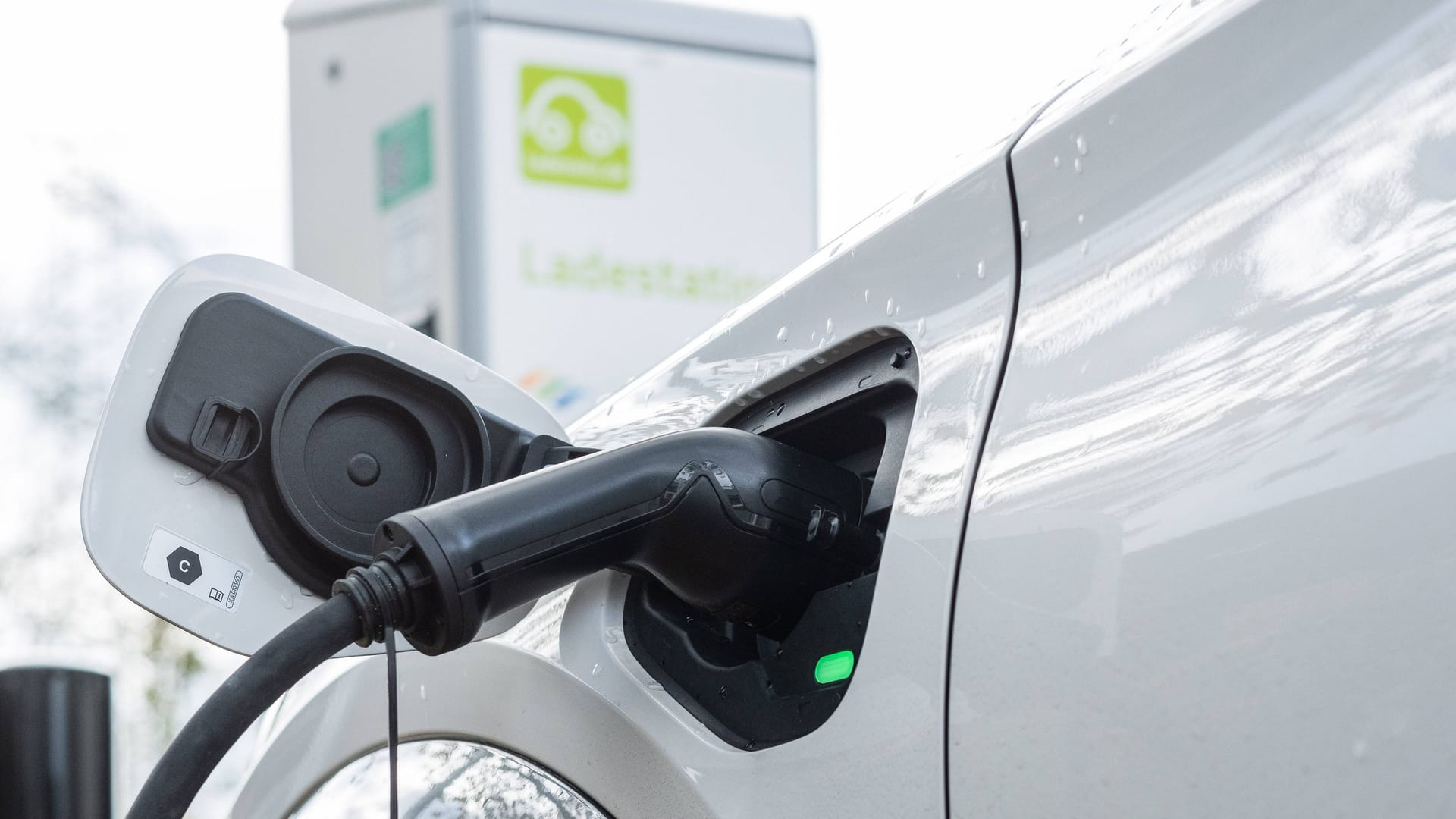 Teurer Tankstopp: Der Preisvorteil des E-Autos schrumpft im kommenden Jahr. Langfristig bleibt es trotzdem die günstigere Wahl.