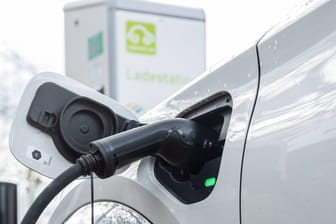 Teurer Tankstopp: Der Preisvorteil des E-Autos schrumpft im kommenden Jahr. Langfristig bleibt es trotzdem die günstigere Wahl.