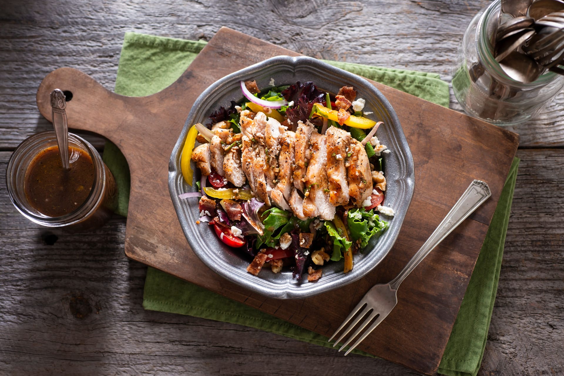 Schale mit Salat und gegrillter Hühnerbrust