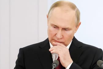 Der russische Präsident habe angeblich geheime Fluchtpläne, behauptet sein ehemaliger Redenschreiber.