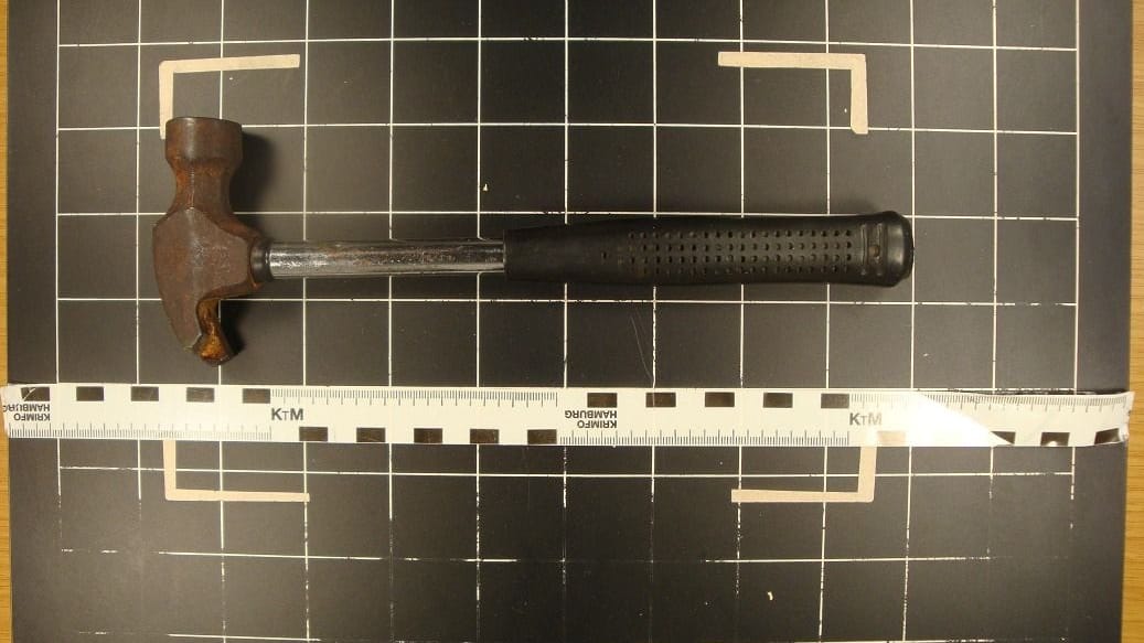 Die Tatwaffe? Dieser Hammer konnte bei einer Durchsuchung beschlagnahmt werden. Die Tatwaffe? Dieser Hammer konnte bei einer Durchsuchung beschlagnahmt werden.