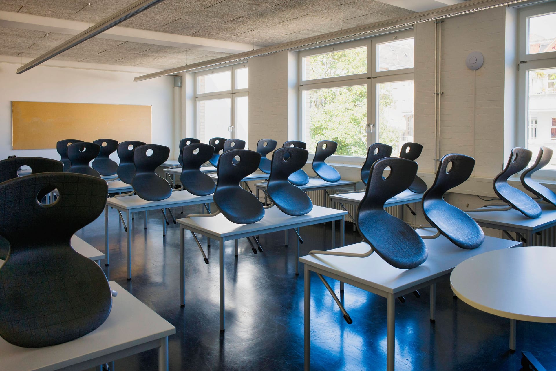 Leeres Klassenzimmer (Archivbild): Im Augenblick sind so viele Schüler und Lehrer krank, dass der Stoff nicht mehr zu schaffen ist.