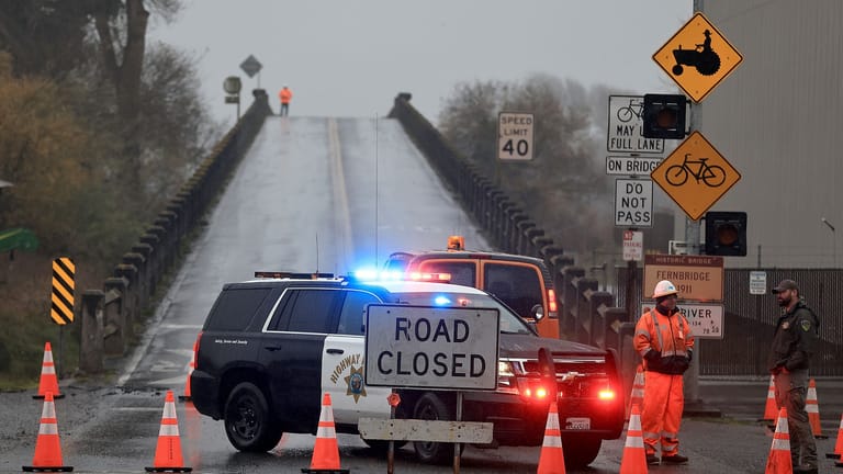 Arbeiter inspizieren die Fernbridge, die Hauptverkehrsader, die Ferndale mit dem Eel River verbindet: Nach einem Erdbeben in Kalifornien gibt es Berichte von mindestens 11 Verletzten und zwei Toten.