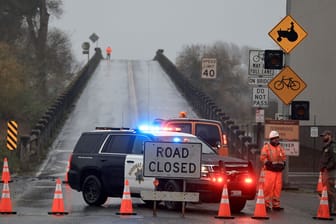 Arbeiter inspizieren die Fernbridge, die Hauptverkehrsader, die Ferndale mit dem Eel River verbindet: Nach einem Erdbeben in Kalifornien gibt es Berichte von mindestens 11 Verletzten und zwei Toten.
