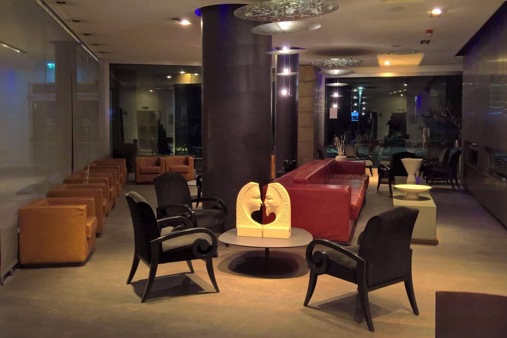 Hotellobby (Symbolbild): Die festgenommene Frau und der niedergestochene Mann hatten sich zu einem Hoteltreffen verabredet.