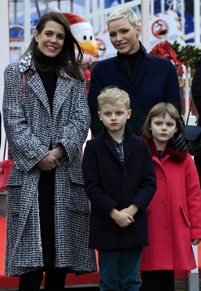 Fürstin Charlène mit ihren Zwillingen Prinz Jacques und Prinzessin Gabriella sowie Charlotte Casiraghi.