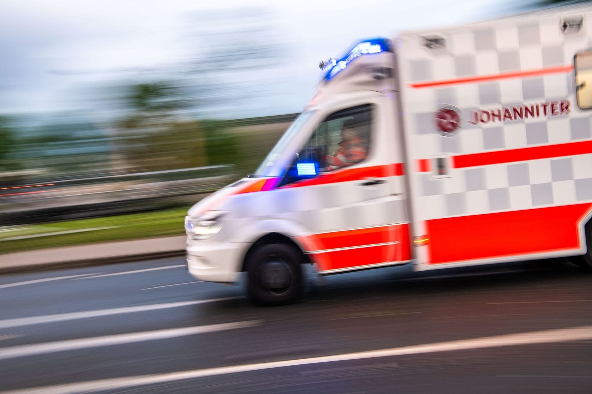 Ein Rettungswagen auf Einsatzfahrt (Symbolbild): Auf der A7 kam es zu einem Aquaplaning-Unfall.