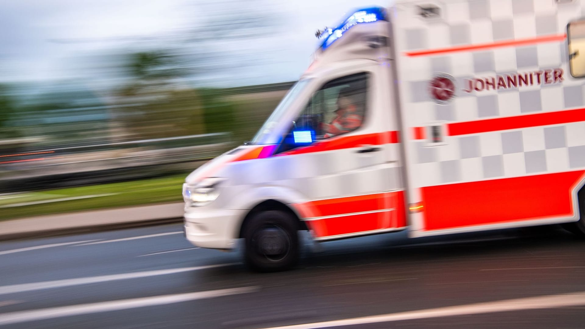 Ein Rettungswagen auf Einsatzfahrt (Symbolbild): Auf der A7 kam es zu einem Aquaplaning-Unfall.