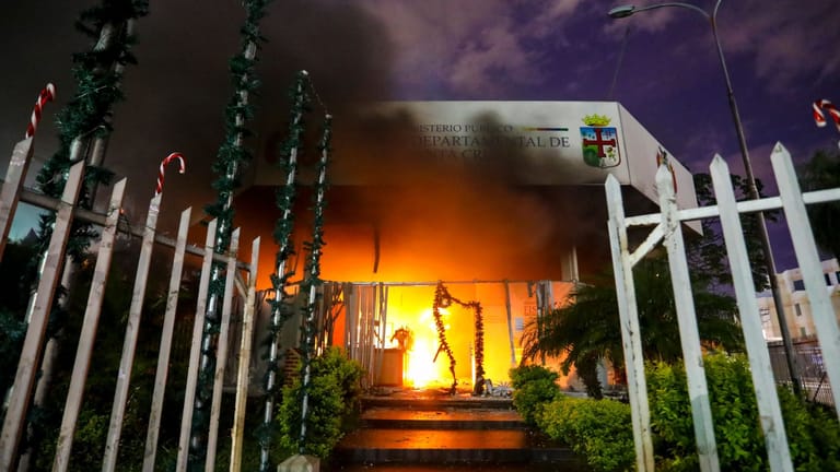 Das Gebäude der Staatsanwaltschaft des Departements Santa Cruz brennt: Anhänger von Boliviens Oppositionschef Camacho protestieren in Santa Cruz gegen seine Verhaftung.