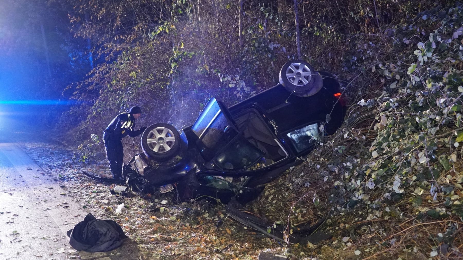 Hamburg: Auto überschlägt Sich Und Landet In Graben - Zwei Verletzte