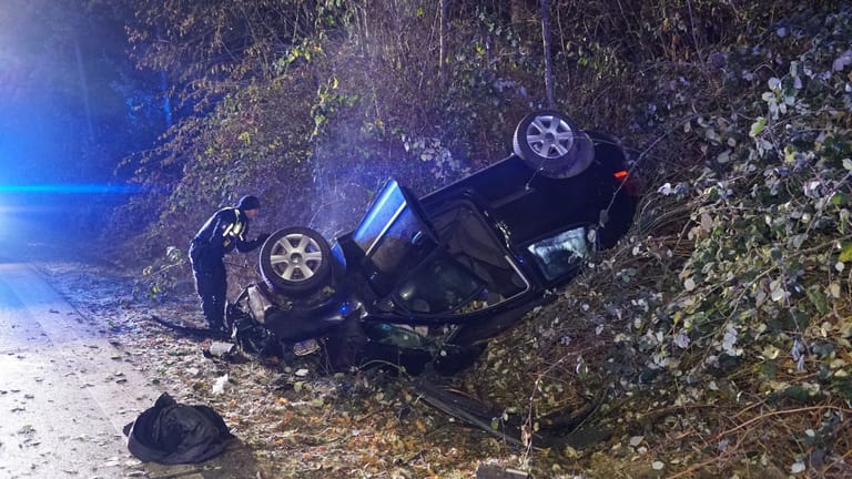 Auto überschlägt sich bei Unfall in Hamburg