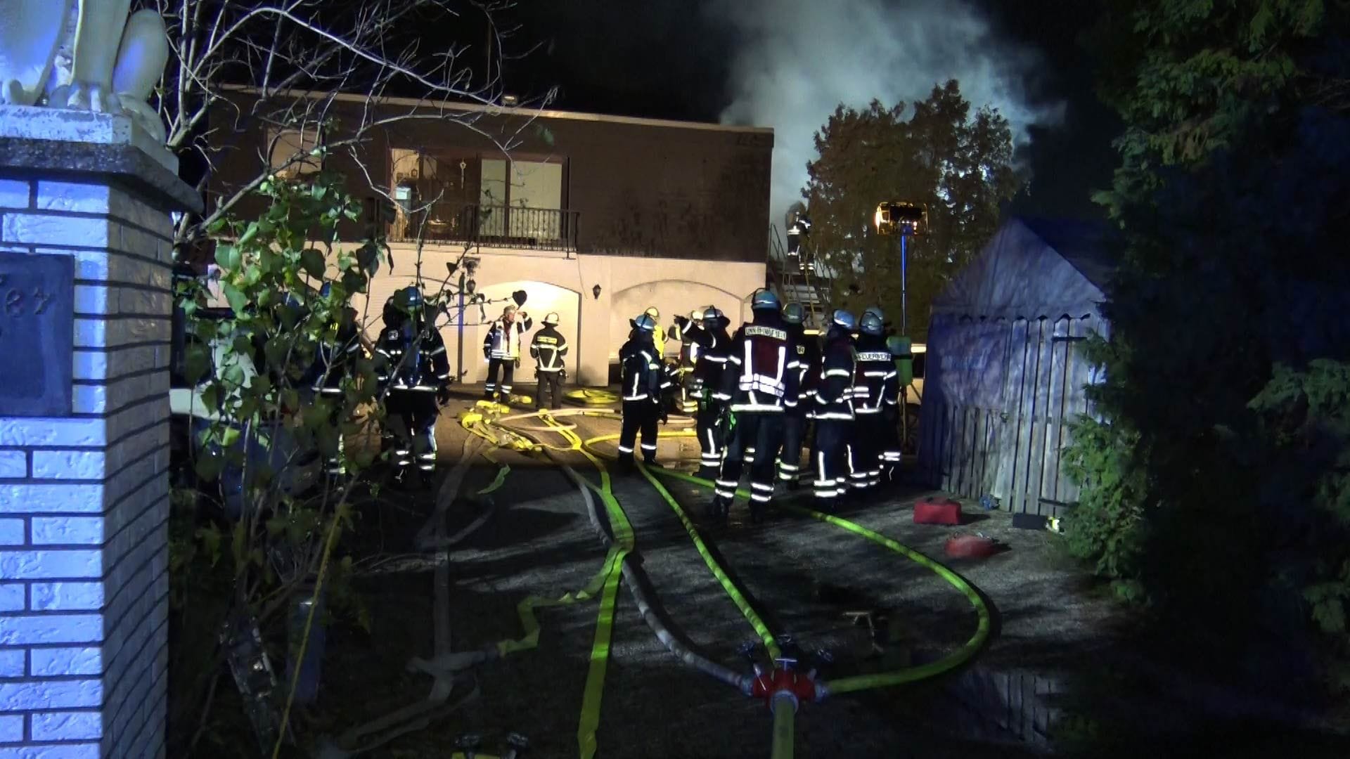 Einsatzkräfte der Feuerwehr in der Ohmstraße: Ein Dach eines Mehrfamilienhauses stand in Flammen.