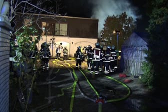 Einsatzkräfte der Feuerwehr in der Ohmstraße: Ein Dach eines Mehrfamilienhauses stand in Flammen.
