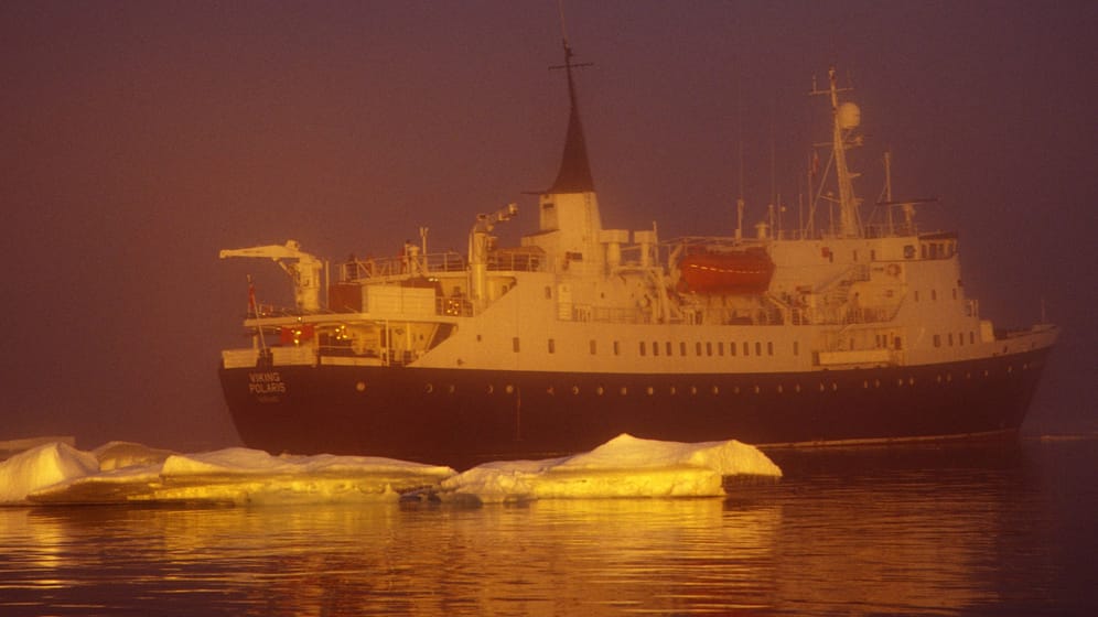 Die "MS Viking Polaris" in Grönland in der Mitternachtssonne (Archivbild): Das Kreuzfahrtschiff wurde von einer Welle teilweise beschädigt.