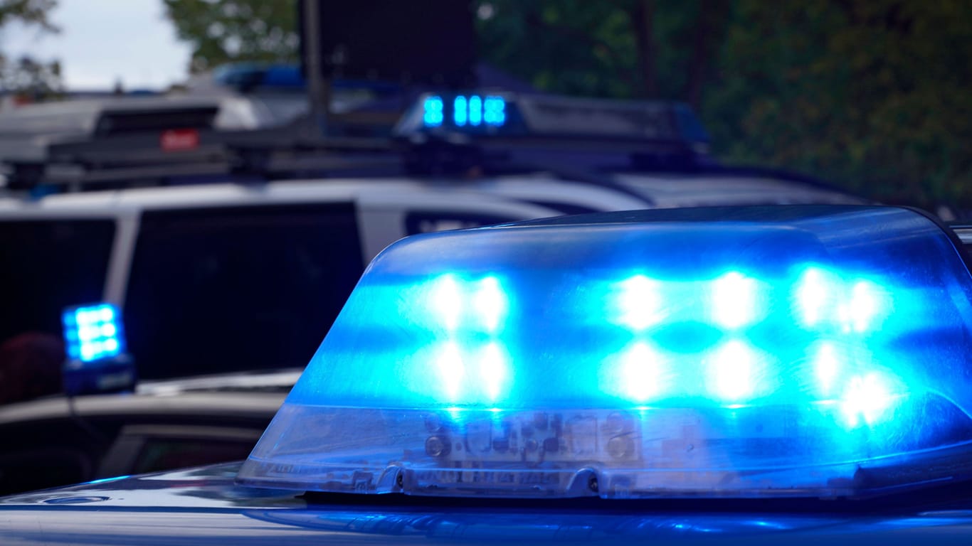 Blaulicht auf Polizeifahrzeug (Symbolbild): Am Montag gab es zwei räuberische Erpressungen in Treptow-Köpenick.