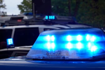 Blaulicht auf Polizeifahrzeug (Symbolbild): Am Montag gab es zwei räuberische Erpressungen in Treptow-Köpenick.