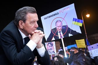 Gerhard Schröder wird zu viel Putin-Nähe vorgeworfen (Montage): Freunde und Partei wenden sich vom Altbundeskanzler ab.