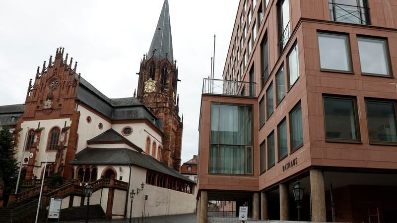 Das Rathaus (r) in Aschaffenburg (Archivfoto): Der Stadtrat besteht aus dem Oberbürgermeister und 44 Stadtratsmitgliedern.