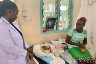 Es gibt Neuigkeiten von dem herzkranken, hungernden MΓ€dchen in Ost-Kenia. Es gibt Neuigkeiten von dem herzkranken, hungernden MΓ€dchen in Ost-Kenia.