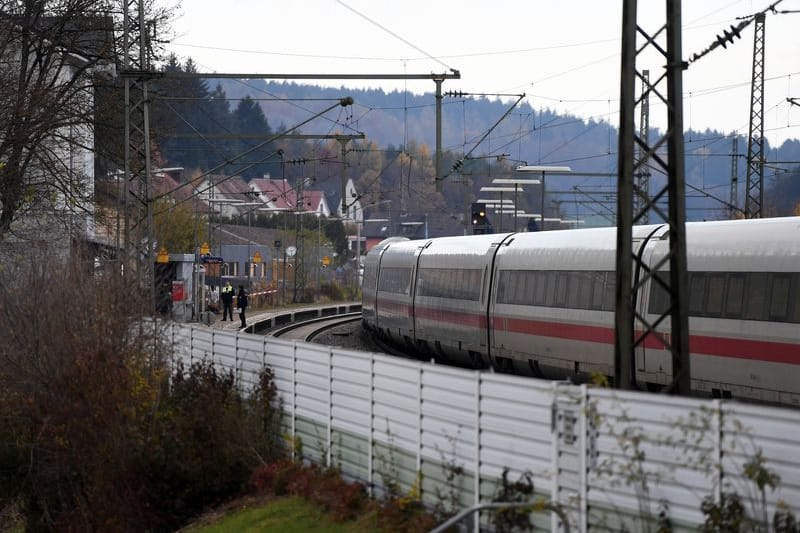 Der ICE, in dem die Messerattacke stattfand, steht in einem Bahnhof am Gleis.