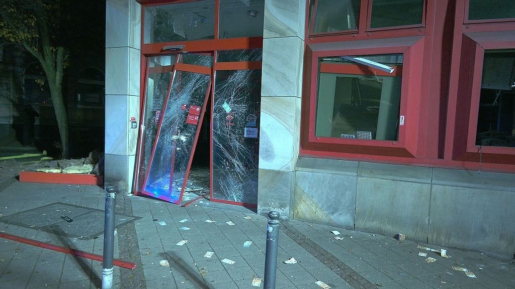 Geldscheine lagen nach der Sprengung auf der Straße verteilt.