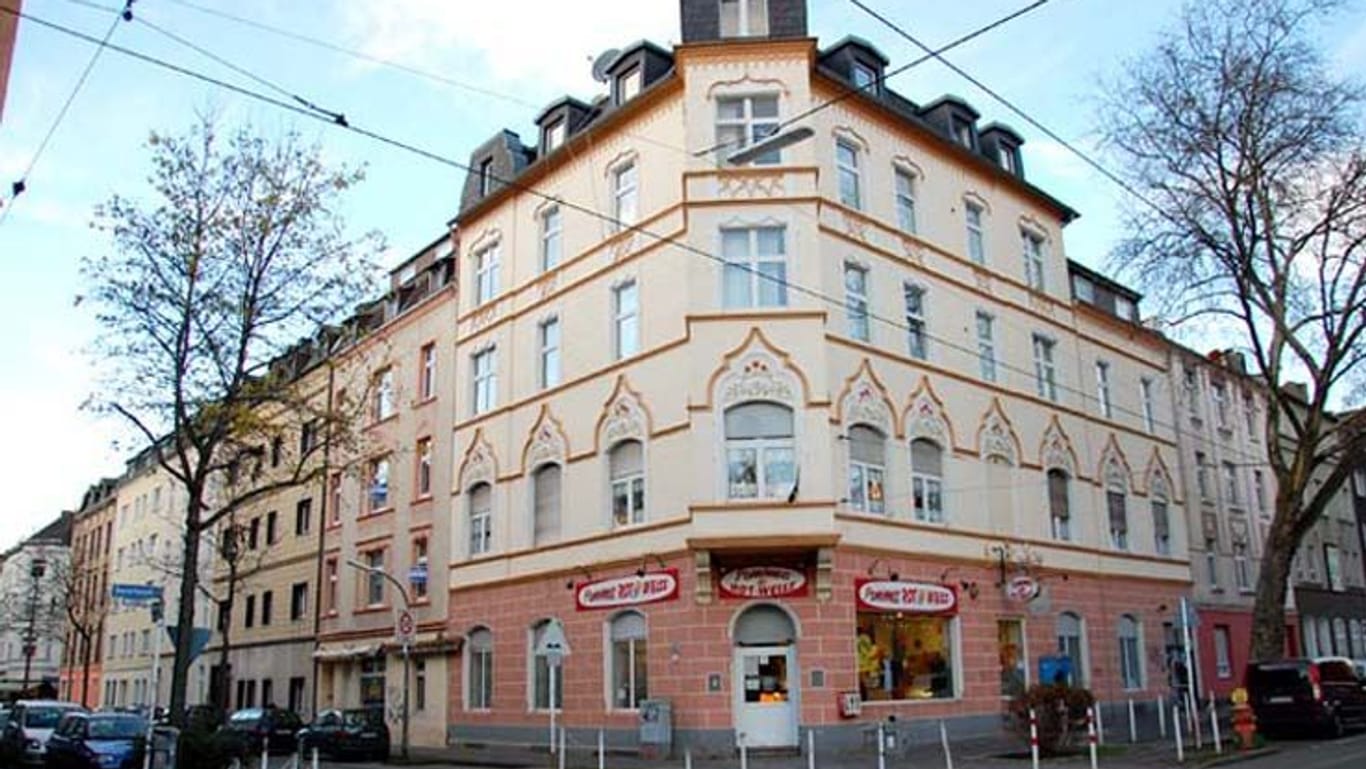 In der ehemaligen Gaststätte „Wildschütz“ in der Oesterholzstraße wurde der BVB 1909 gegründet. In den Anfangsjahren mussten die Spieler sich hier umziehen und duschen - der Fußweg zur „Weißen Wiese“ betrug rund zehn Minuten.