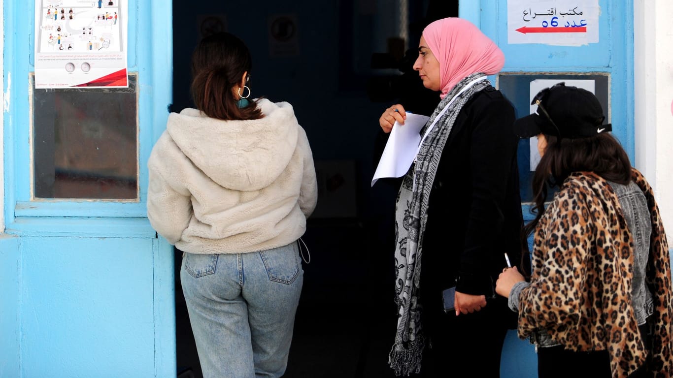 Frauen vor einem Wahlbüro in Tunis: Nicht einmal jeder zehnte gab seine Stimme bei der tunesischen Parlamentswahl ab.