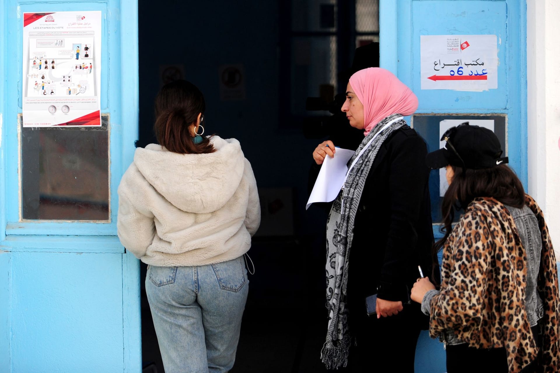 Frauen vor einem Wahlbüro in Tunis: Nicht einmal jeder zehnte gab seine Stimme bei der tunesischen Parlamentswahl ab.