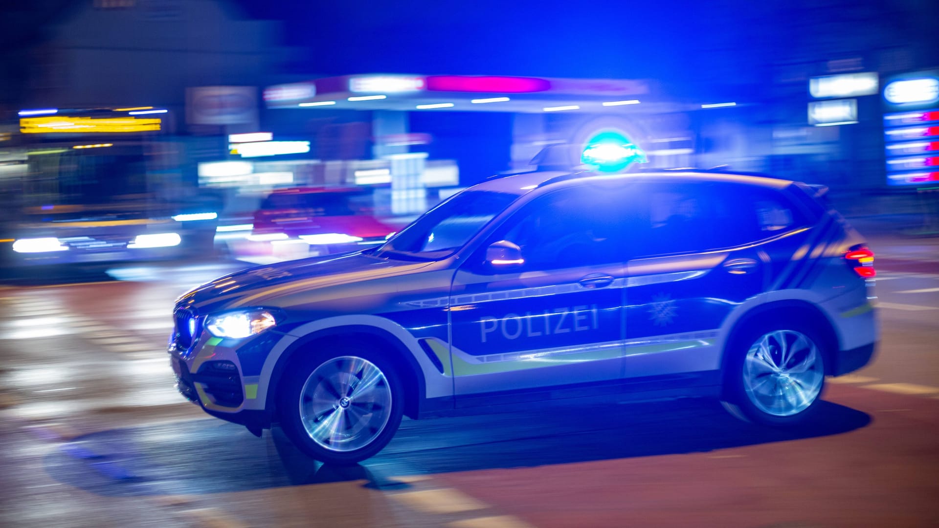 Polizeifahrzeug während einer Einsatzfahrt (Symbolfoto): Der Mann raste mit bis zu 100 Stundenkilometer durch Dortmund. Polizeifahrzeug während einer Einsatzfahrt (Symbolfoto): Der Mann raste mit bis zu 100 Stundenkilometer durch Dortmund.