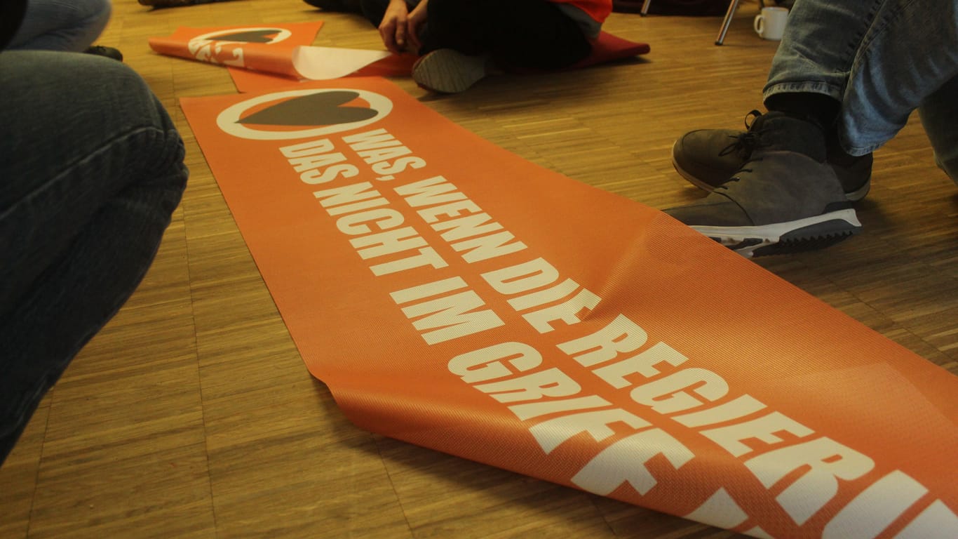 Plakate der "Letzten Generation" beim Training in München. Die Aktivisten proben, wie es ist bedrängt oder angebrüllt zu werden.