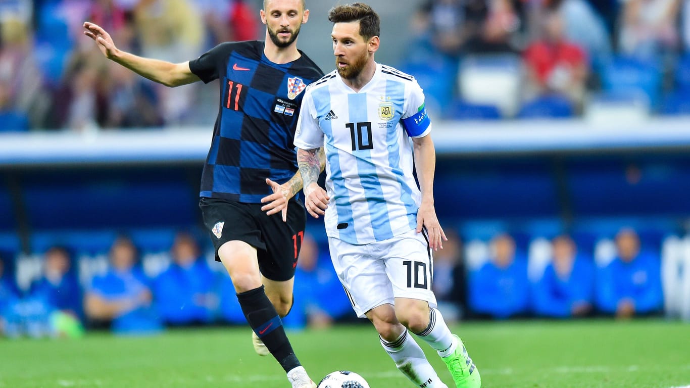 Lionel Messi (r.) erlebte 2018 gegen Marcelo Brozovics (l.) Kroatien einen der schwersten Abende seiner Karriere.
