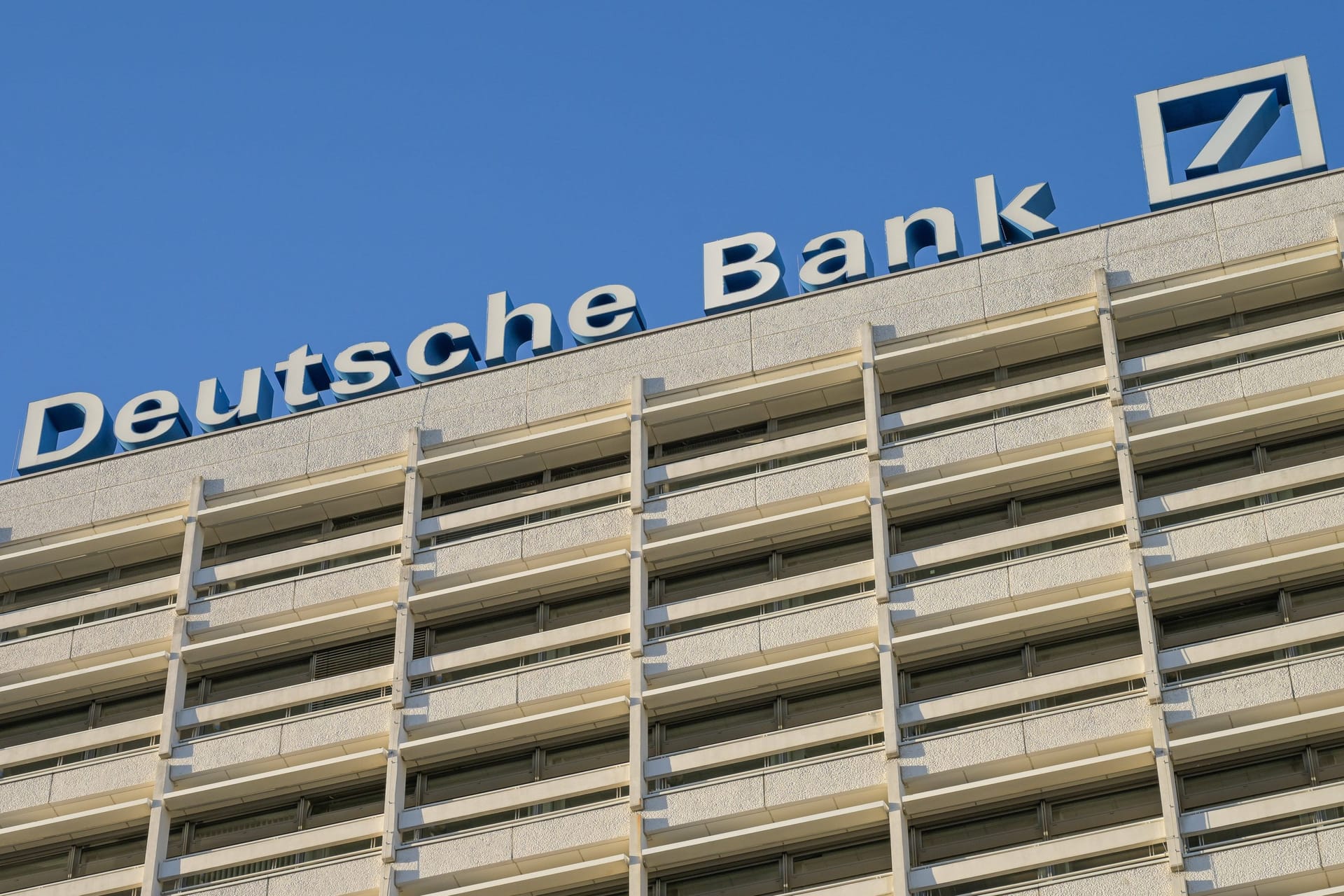 Deutsche Bank: Die EU-Kommission wirft ihr gemeinsam mit der Rabobank vor, gegen das Kartellrecht verstoßen zu haben. Deutsche Bank: Die EU-Kommission wirft ihr gemeinsam mit der Rabobank vor, gegen das Kartellrecht verstoßen zu haben.