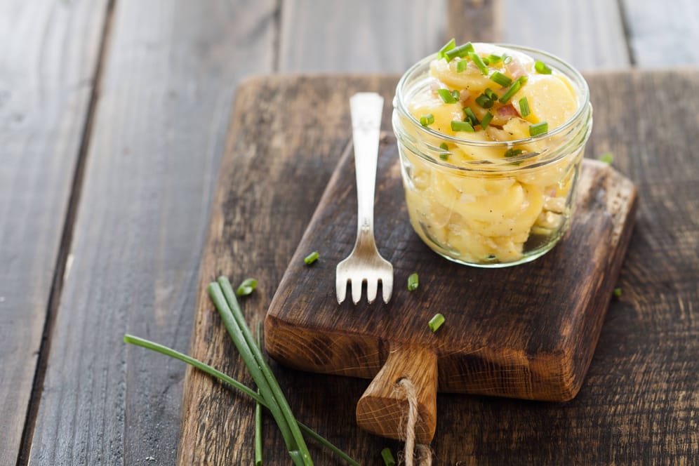 ﻿Schwäbischer Kartoffelsalat: Die vegane Variante wird mit Gemüsebrühe zubereitet.