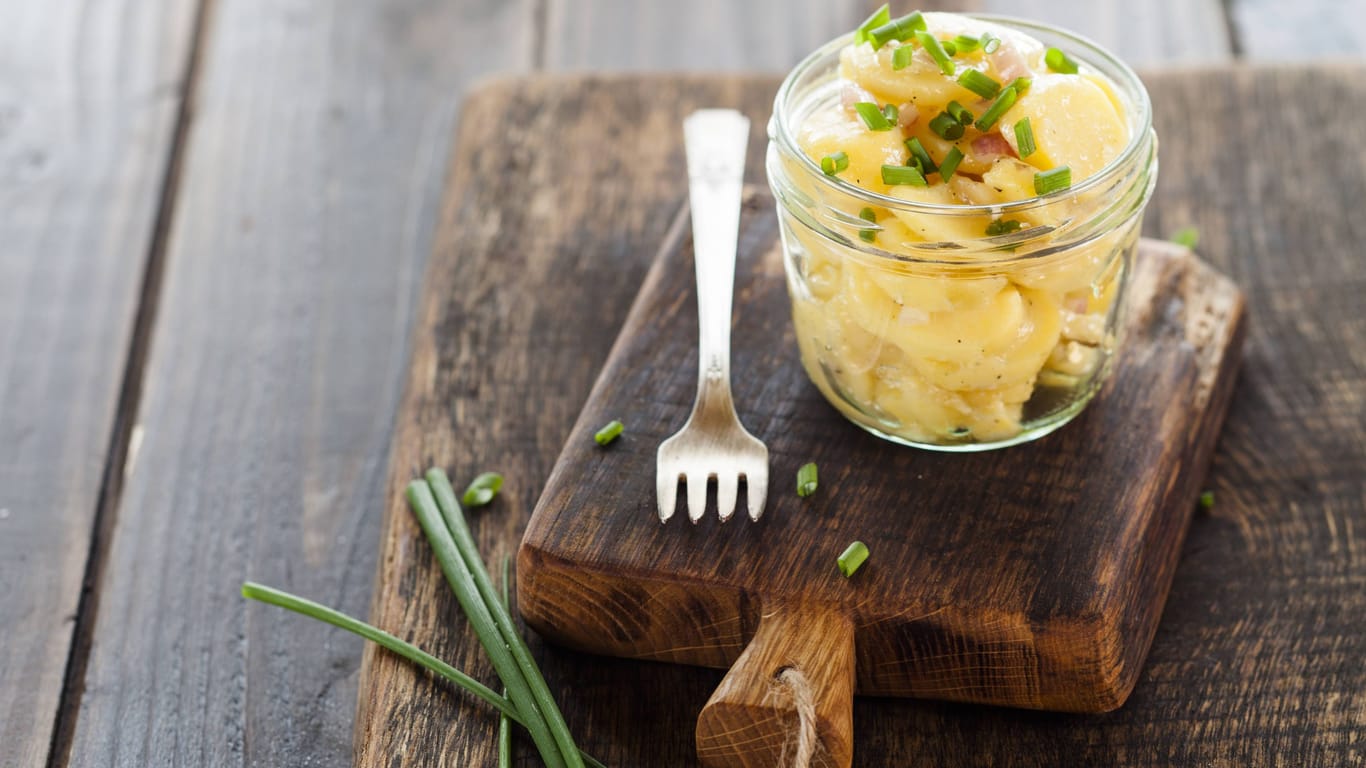 Schwäbischer Kartoffelsalat: Die vegane Variante wird mit Gemüsebrühe zubereitet.