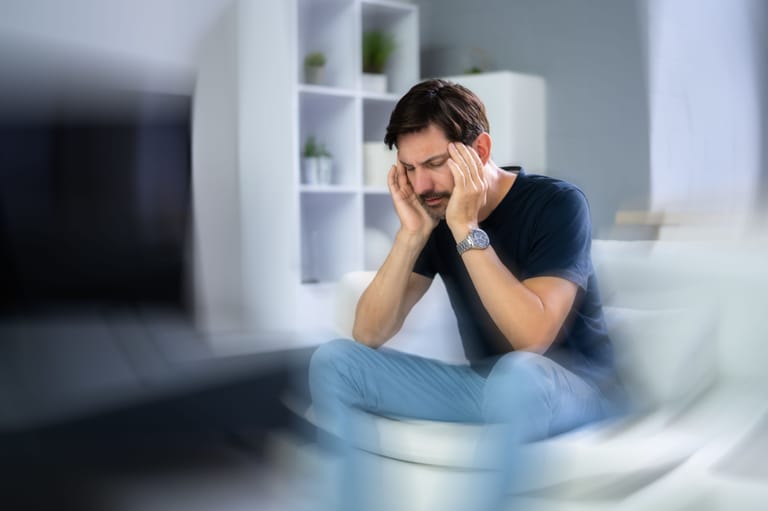 Ein Hörsturz kündigt sich häufig mit einem Tinnitus oder Druckgefühl im Ohr an. Im weiteren Verlauf können dann Symptome, wie ein Schwindelgefühl, Doppelhörigkeit oder eine Überempfindlichkeit des Gehörs auftreten.